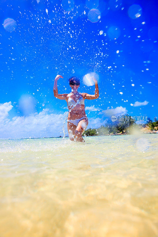 快乐的女人往相机里泼海水