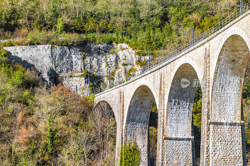 法国铁路石老高架桥在法国的秋天季节