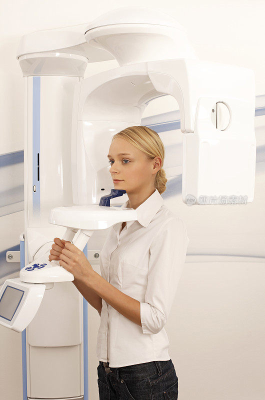 年轻女子在牙科3D扫描仪里