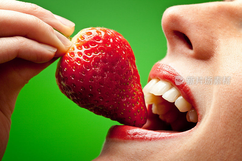 把草莓放到嘴边