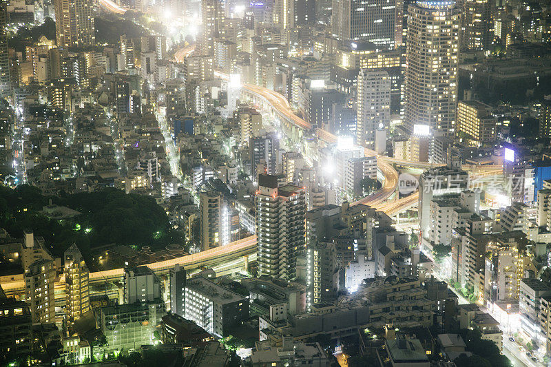 黄昏时分的东京市景，长时间曝光，灯火通明的高速公路