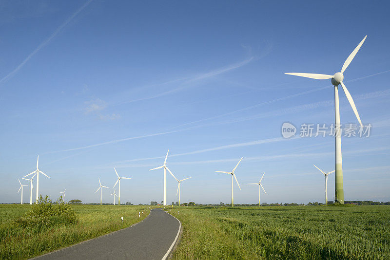 沿着风力涡轮机农场的道路