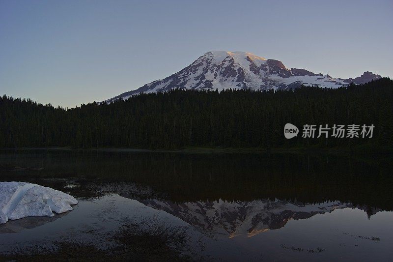 雷尼尔山的光芒