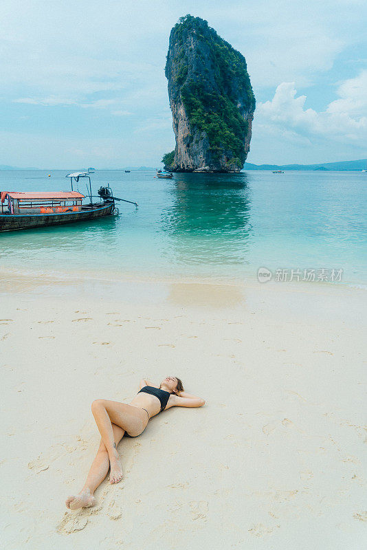 泰国海滩上的女人