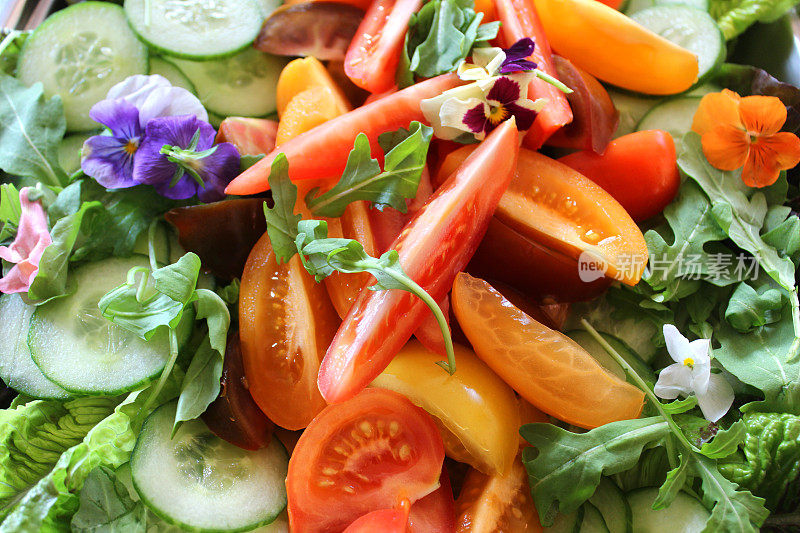 青菜沙拉配生菜，黄瓜，红黄西红柿，食用花