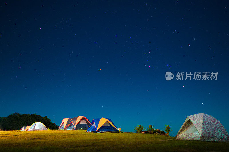 露营帐篷在繁星点点的夜空下闪闪发光。