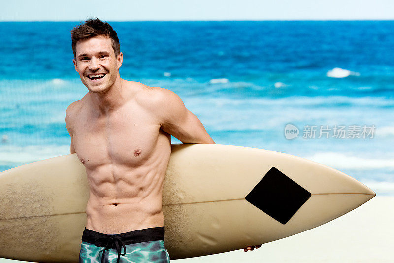 兴高采烈的男性冲浪者在海滩上拿着冲浪板
