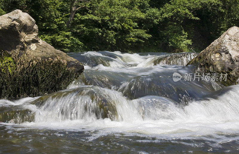 水流湍急的