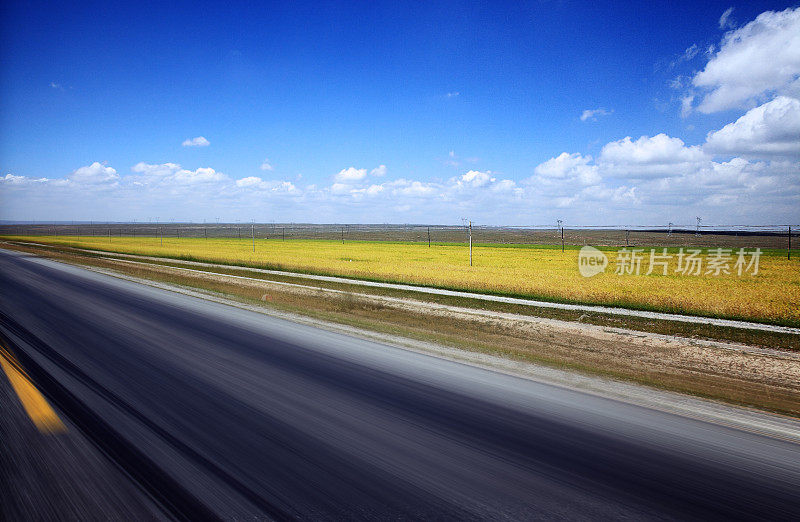 道路和蓝色多云的天空