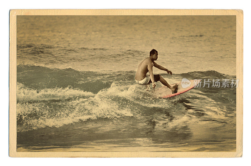 在考艾岛夏威夷冲浪的人古老的明信片