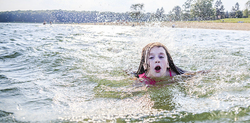 小女孩在湖里游泳