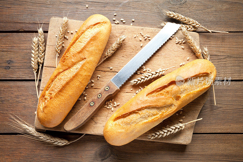 用刀和切菜板做的长棍面包