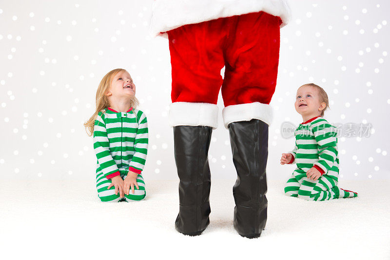 两个孩子抬头看着圣诞老人