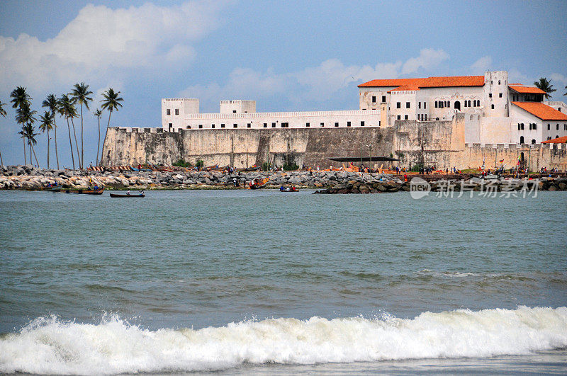 埃尔米纳，加纳:埃尔米纳城堡和大海