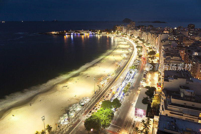 巴西里约热内卢的科帕卡巴纳海滩夜景