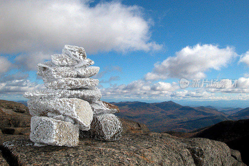 阿迪朗达克公园喀斯喀特山山顶冰冻的Inukshuk