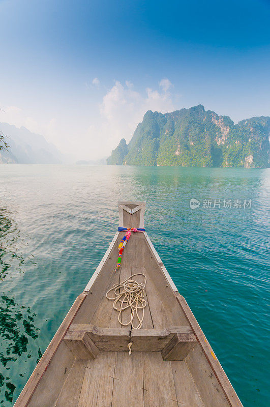 美丽的日落在热带海洋与长尾船在泰国南部