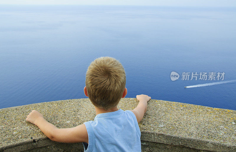 男孩凝视着大海的地平线