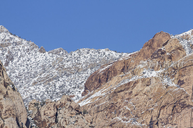 雪中的红岩峡谷