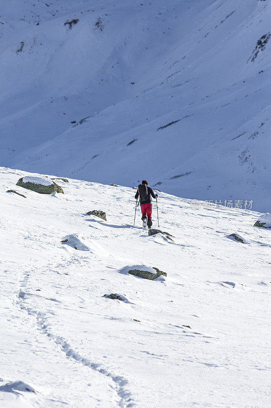 徒步旅行者在雪山上行走