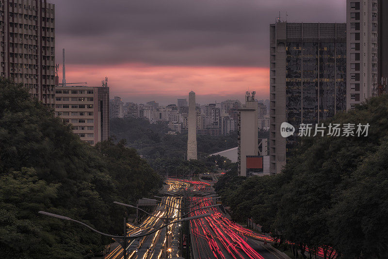 5月23日大道与日落的颜色在São巴西圣保罗和显示在Ibirapuera公园的方尖碑