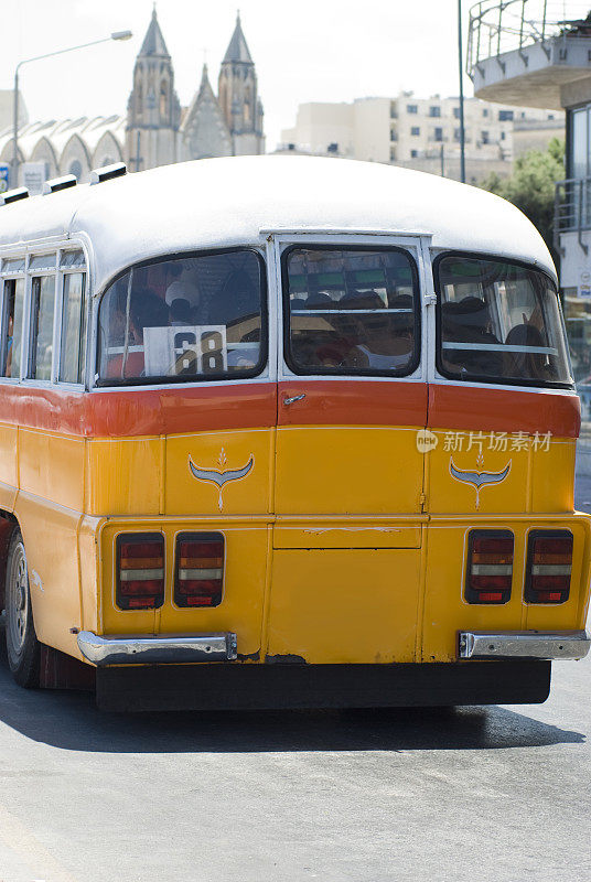 马耳他沿街典型的黄色老巴士