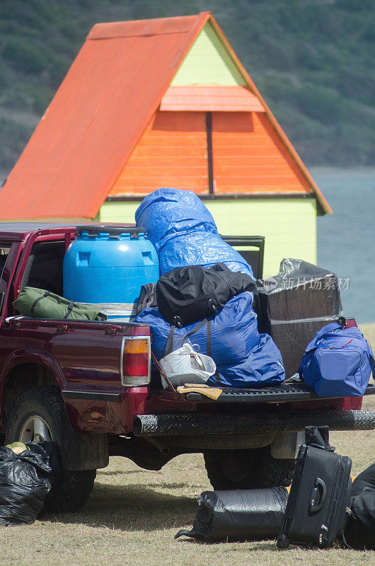 露营小屋和装满补给的卡车