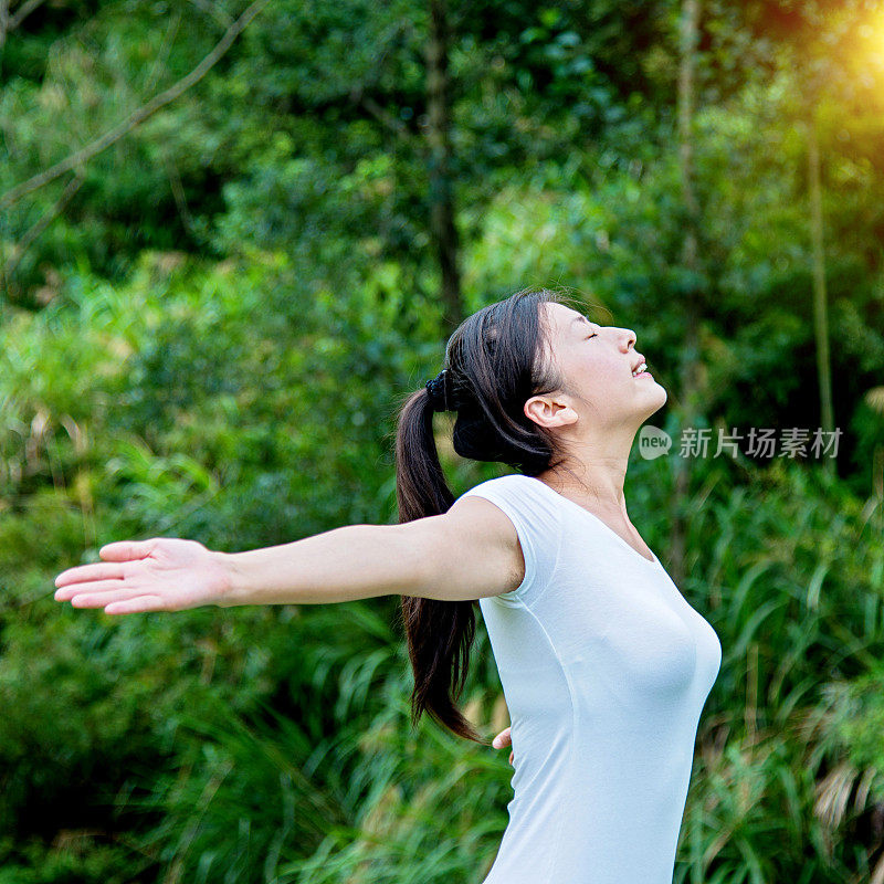 美丽的亚洲女人享受新鲜空气