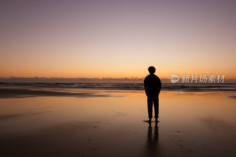 澳大利亚海滩上等待日出的男人