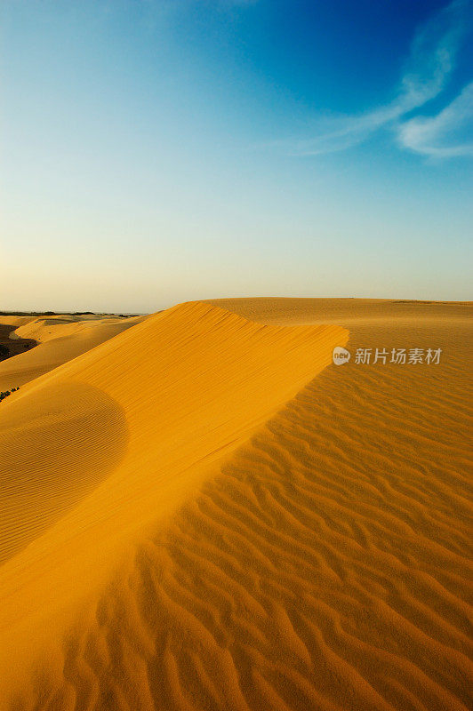 黄昏时沙漠沙丘上奇妙的灯光
