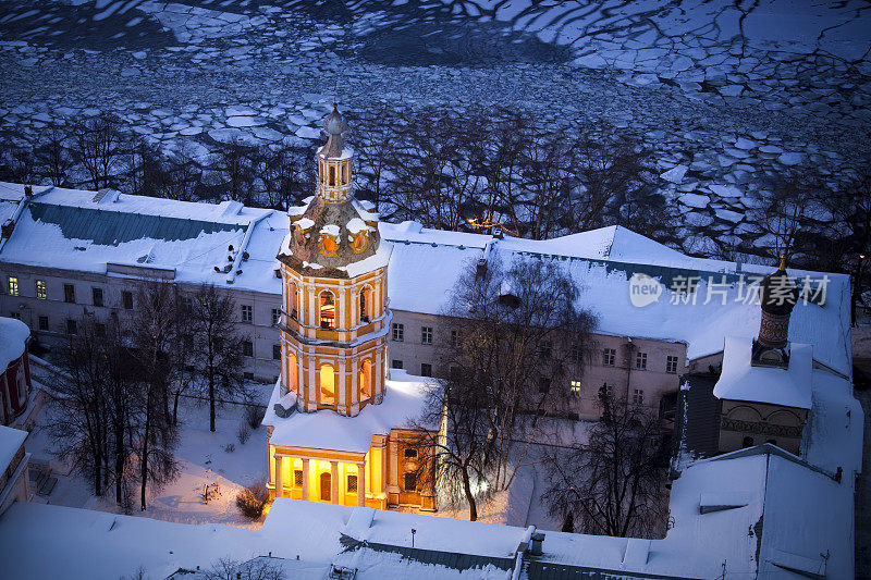 在冬天照亮圣安德鲁修道院的钟楼