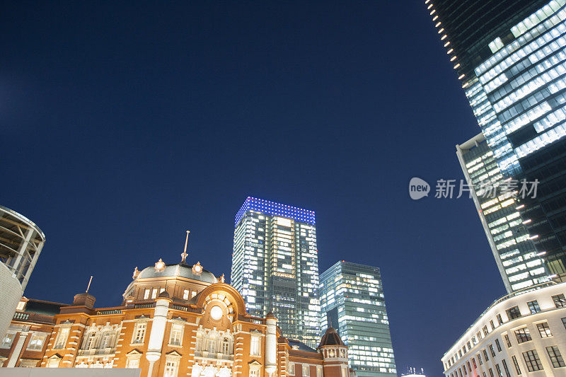 东京车站和高层建筑的夜景。