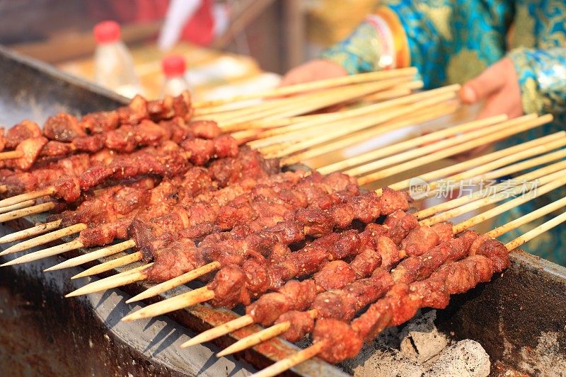 新鲜烤肉串的特写