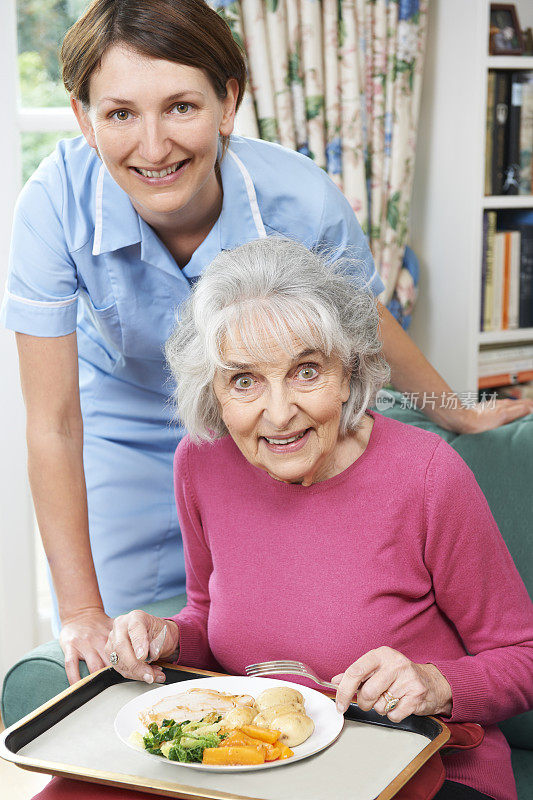 护理人员为年长女性提供午餐