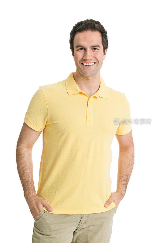 身穿黄色马球衫的年轻男子双手插在口袋里
