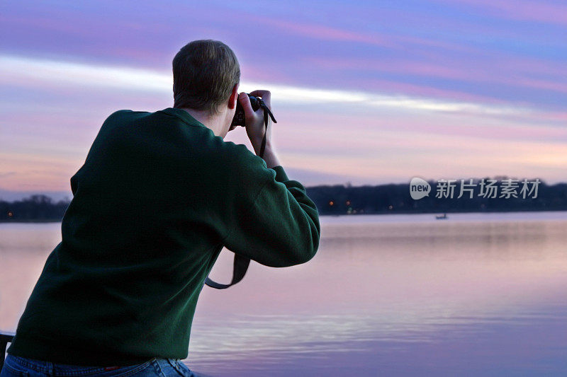 摄影师在日落时拍摄渔民。HDR技术