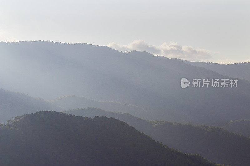 雾蒙蒙的清晨日出Troodos塞浦路斯山塞浦路斯