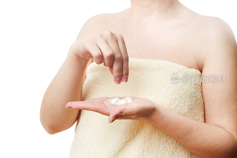 女人用毛巾裹着身体
