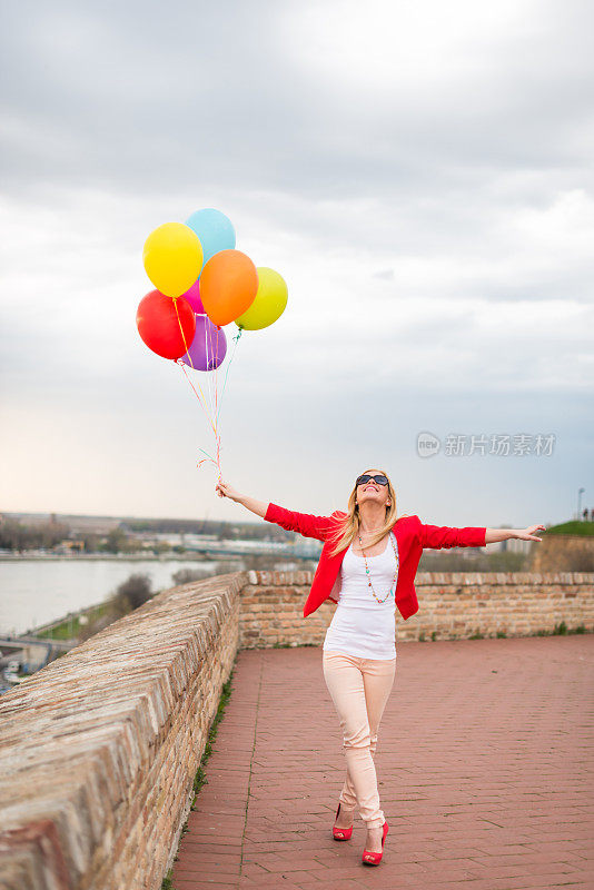 年轻快乐的女人和气球