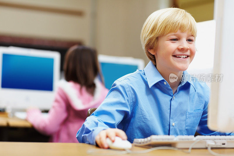 在电脑室微笑可爱的男孩