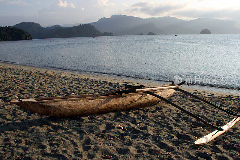 巴布亚新几内亚海滩上的传统舷外支腿