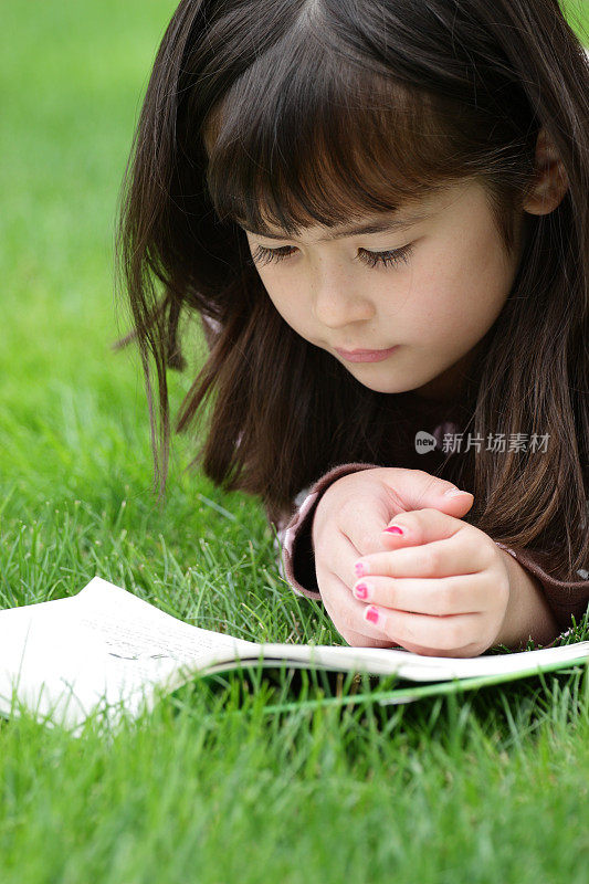小女孩在外面读书