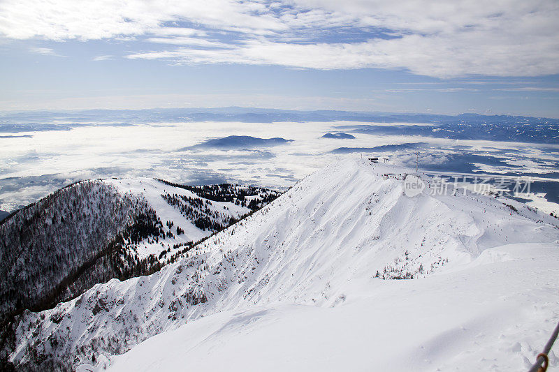 一座山和一个滑雪场