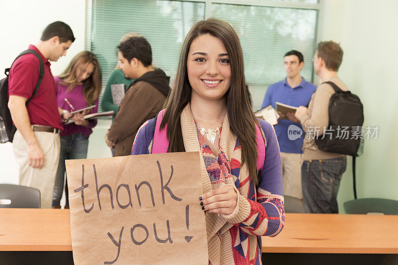 教育:拉丁大学生举着“谢谢”的牌子。
