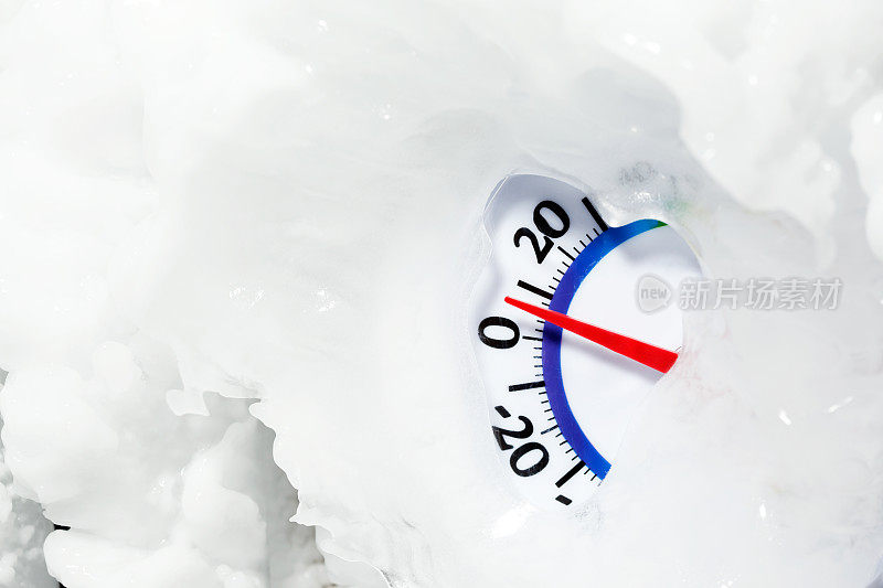 在接近零度的冰柜中封装的户外温度计