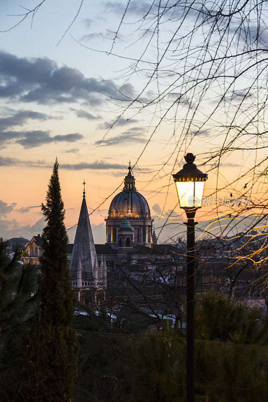 意大利罗马，带有路灯和教堂圆屋顶的城市景观