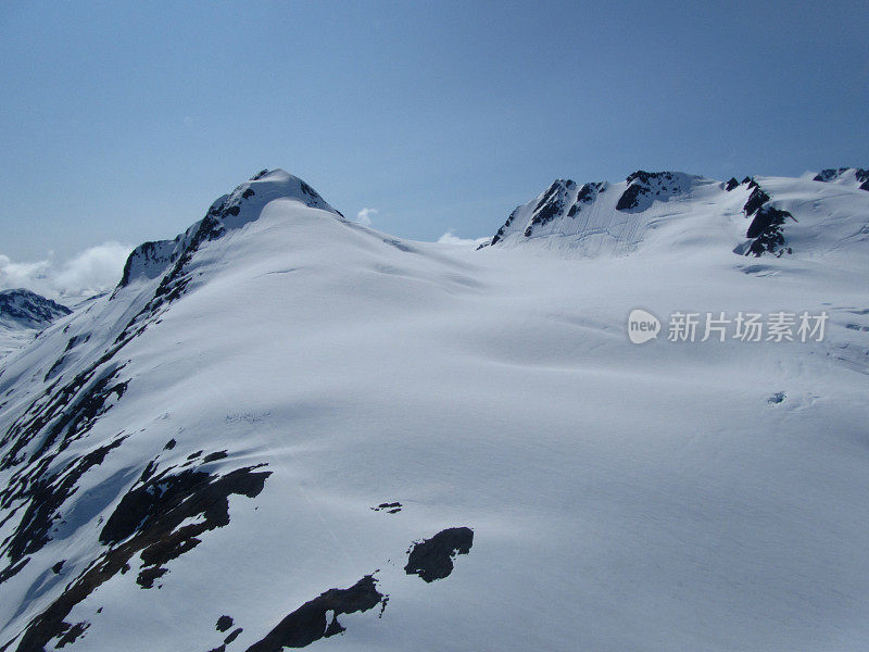 从空中俯瞰阿拉斯加的山顶