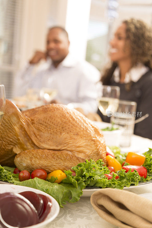 食物:一家人准备享用感恩节晚餐。