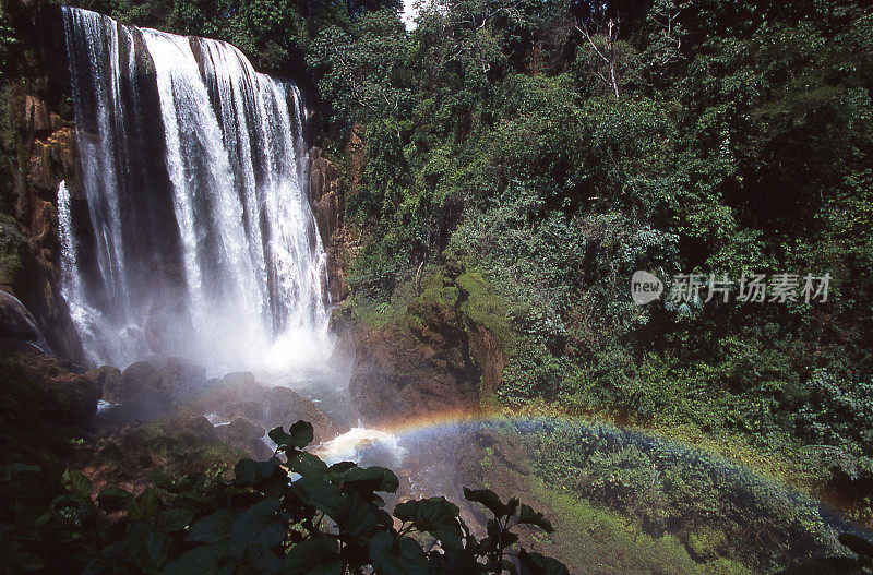 彩虹和雾与彩虹下面的Pulanpazak瀑布洪都拉斯
