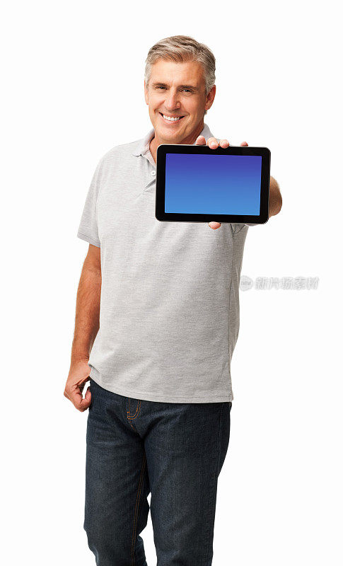 穿着休闲装的男人展示着数码平板电脑